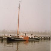 ingezonden door Jan Nefkens - Ergens eind jaren tachtig tegen het remmingwerk aan de Noordkant van de Krabbersgatsluis in Enkhuizen. Bevaren door de Fam. Nefkens