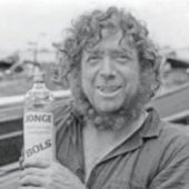 ingezonden door Frits J. Jansen - Romke de Jong toont zijn favoriete drankje voor zijn schip 'Aaltje'