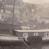 ingezonden door Frits J. Jansen, verkregen van Jan van Ameide - In Amsterdam lag de ‘Nooit Gedacht’ jaren als woonschip in de Bickersgracht aan het Prinseneiland, 1950