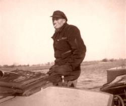 Schipper Berend Mink, aan boord van zijn skûtsje, ca. 1955.