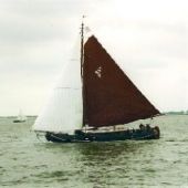 afkomstig van www.skutsje-singelier.com - De 'Immetje' in de zomermaanden op de Nederlandse en Belgische wateren met nog steeds de mast op de originele plek, 2000
