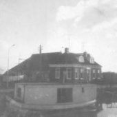van www.ruardi.nl - 'De Jonge Wijpke' als woonboot in het Boterdiep bij Zuidhorn (1973)