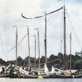 ingestuurd door H.J. te Siepe te Zwolle - Als moederschip op de Wijde Ee 1995 tijdens een reünie, platbodemweekend, van de Zeilvereniging Drachten-Veenhoop.