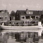 ingezonden door Frits J. Jansen, verkregen van Aad Poppelier - Woonschip 'Maliad' in de jaren zestig aan het Jaagpad te Vreeswijk met verlengde roef en overdekte stuurhut